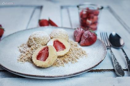 Erdbeer Topfen Knödel mit Butter Zimt Bröseln