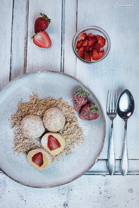 Erdbeer Topfen Knödel mit Butter Zimt Bröseln