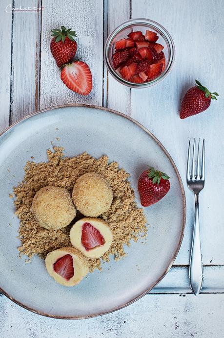 Erdbeer Topfen Knödel mit Butter Zimt Bröseln