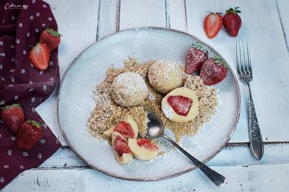 Erdbeer Topfen Knödel mit Butter Zimt Bröseln