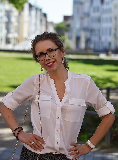 Outfit: White Blouse, Summer Shorts, Furla & T-Straps