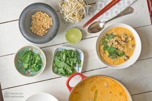 Thai-Curry-Suppe mit Kokosmilch & Reisnudeln