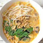 Thai-Curry-Suppe mit Kokosmilch & Reisnudeln | Madame Cuisine Rezept