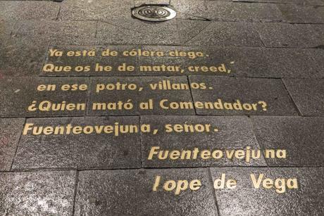 nächtliche Gassen in Madrid im Regen im Stadtteil Las Letras, Gedicht von Lope de Vega im Straßenpflaster, 20.3.2016, Foto Robert B. Fishman