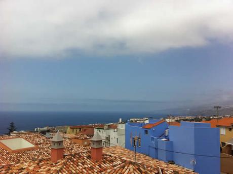 Die leicht wolkenverhangene Aussicht über die bunten Dächer von La Vera Richtung Atlantik
