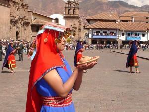 Inti Raymi bei Plaza de Armas (Foto: Cyntia Motta, Wikimedia)