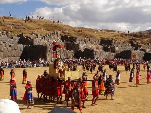 Inti Raymi bei Sacsayhuaman, Cusco (Foto: Cyntia Motta, Wikimedia Commons)