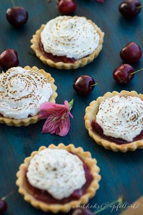 „Bake together“ Kirsch-Meringue-Mini-Pies