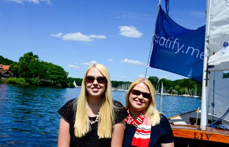 Die Kreuzfahrtblogger Cruise Sisters auf einem Segelboot in Berlin