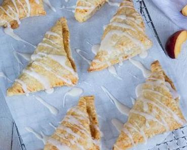 Pfirsich-Zimt Blätterteig Taschen mit Pfirsich Guss
