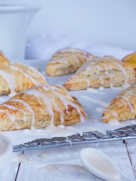 Pfirsich-Zimt Blätterteig Taschen mit Pfirsich Guss