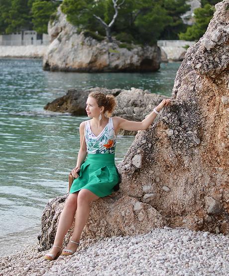 Outfit: Green flared skirt, waterfall top and fringe bag in Brela, Croatia
