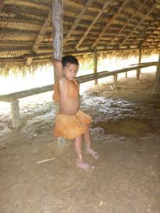 Einheimischer Junge in Amazonien