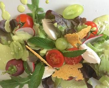 Fruchtiger Sommersalat mit Melone, Ziegenkäse und Trauben