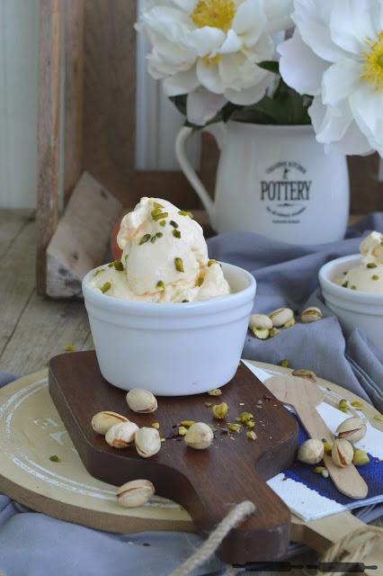 Pfirsich Joghurt Eiscreme mit Pistazien / homemade Ice Cream with Peaches and Pistachios