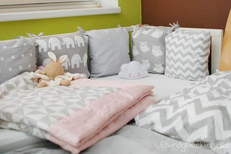 babyecke im schlafzimmer in grau und rosa