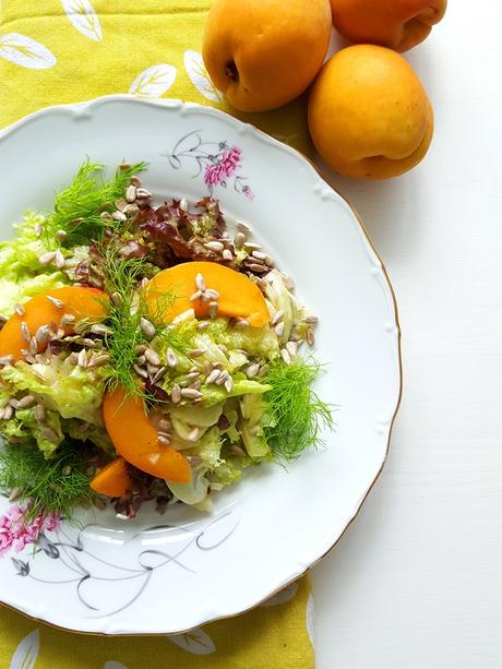 Sommerlich fruchtig & frisch: Blattsalat mit Aprikosen und Fenchel