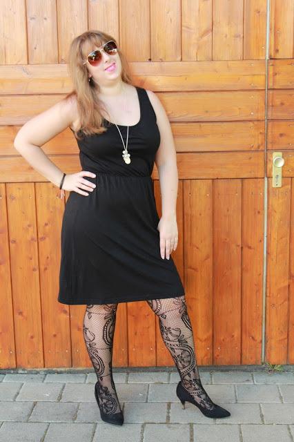 Schwarzes Kleid mit Netzstrumpfhose von Zugeschnürt
