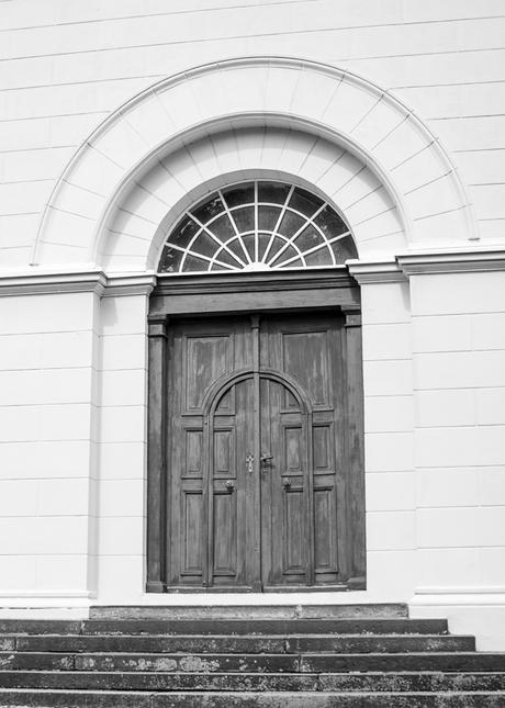 Blog + Fotografie by it's me! | fim.works | SchwarzWeissBlick No 20 | klassizistische Kirche von Schinkel | mittleres Portal