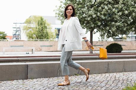 #MBFW Outfit Kleidermaedchen.de Modeblog, erfurt, thueringen, berlin, fashionblog, Fashion Blog, Magazin, kleidermaedchen.de, Influencer Marketing und Kommunikation, Creator, Sommeroutfit, Marina Hoermanseder Armband, Ganni Bag, Lace Up Flats Zara, Blazer Mango, Set Bluse Edited