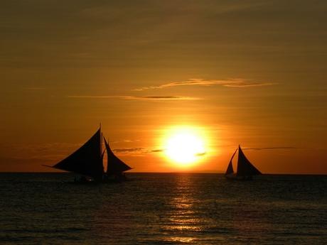 Sonnenuntergang-mit-Booten