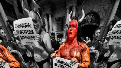 Pamplona: Das Fest das Abschlachtens von Stieren und der niederen Instinkte