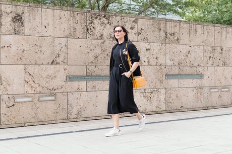 #MBFW Outfit Kleidermaedchen.de Modeblog, erfurt, thueringen, berlin, fashionblog, Fashion Blog, Magazin, kleidermaedchen.de, Influencer Marketing und Kommunikation, Creator, Sommeroutfit, Gucci Sonnenbrille, Edited Kleid, Adidas Stan Smith Sneakers, Ganni Lennox Tasche, Zara Bomberjacke