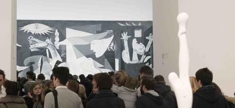 eigener Saal für Pablo Picassos Werk Guernika im Reina Sofia Kunstmuseum in Madrid: großer Besucherandrang, , 20.3.2016, Foto Robert B. Fishman