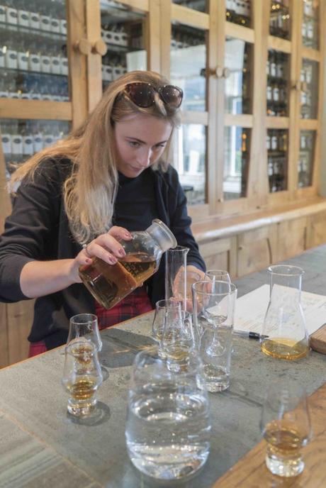 Glengoyne Whisky Destillerie in Dumgoyne bei Glasgow: Besucher mischen ihren eigenen Whisky, 23.5.2016, Foto: Robert B. Fishman