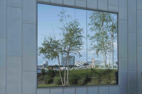 Spiegelung im Fenster des Riverside Museum in Glasgow, erbaut nach Plänen der britisch-irakischen Architektin Zaha Hadid, 23.5.2016, Foto: Robert B. Fishman
