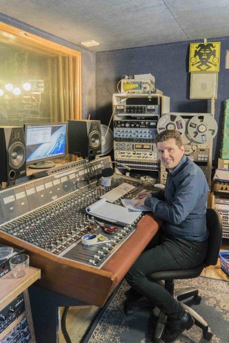 Musikproduzent Sam Smith in seinem Green Door Studio in Glasgow am Mischpult, 23.5.2016, Foto: Robert B. Fishman