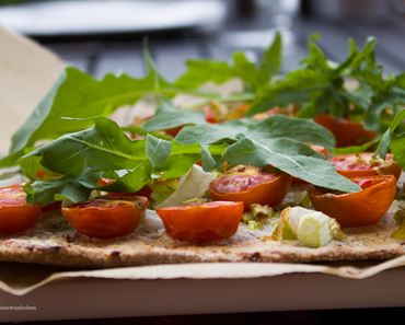 Flammkuchen mit Ziegenfrischkäse, Tomate und Rucola