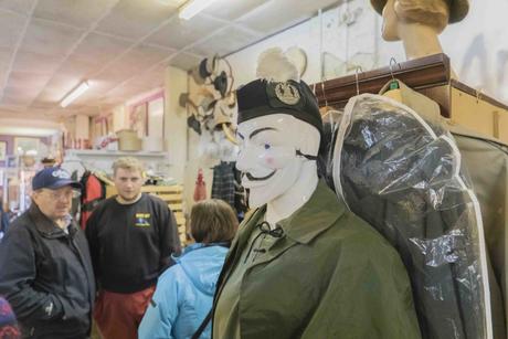 Flohmarkt The Barras in Glasgow, Schaufensterpuppe in Armeeuniform trägte eine Anonymous-Maske, 21.5.2016, Foto: Robert B. Fishman