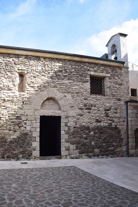 10_Seiteneingang-Kirche-Santa-Maria-delle-Grazie-Castelsardo-Italien