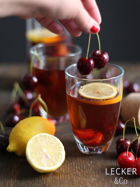 Cascara-Eistee mit Kirschen und Zitronen Cascara-Eistee mit Kirschen und Zitronen