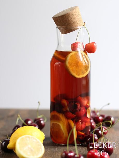 Cascara-Eistee mit Kirschen und Zitronen Cascara-Eistee mit Kirschen und Zitronen