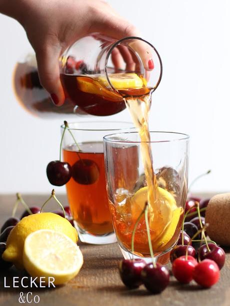Cascara-Eistee mit Kirschen und Zitronen Cascara-Eistee mit Kirschen und Zitronen