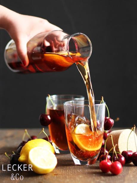 Cascara-Eistee mit Kirschen und Zitronen Cascara-Eistee mit Kirschen und Zitronen