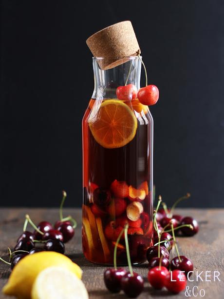 Cascara-Eistee mit Kirschen und Zitronen Cascara-Eistee mit Kirschen und Zitronen