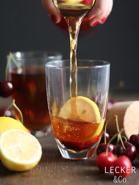 Cascara-Eistee mit Kirschen und Zitronen Cascara-Eistee mit Kirschen und Zitronen