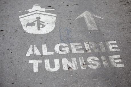 auf die Strasse gemaltes Zeichen weist den Weg nach Algerien und Tunesien / painting on the street indicating the direction to Algeria and Tunisia / 21.03.2011, Foto: Robert B. Fishman, ecomedia, C3455