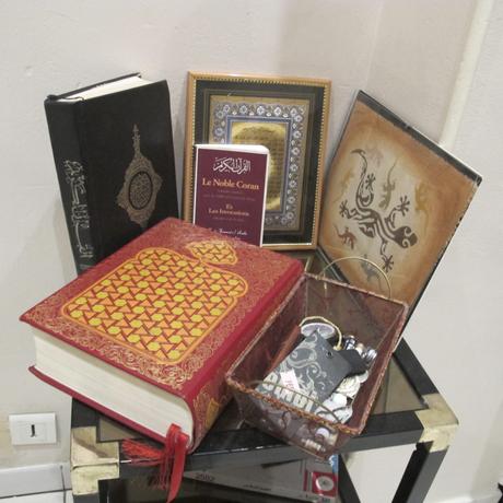 Koran und andere islamische Schriften liegen auf einem Tischchen / Koran and other islamic books on a side table / Foto: Robert B. Fishman, ecomedia, 3.2.2012