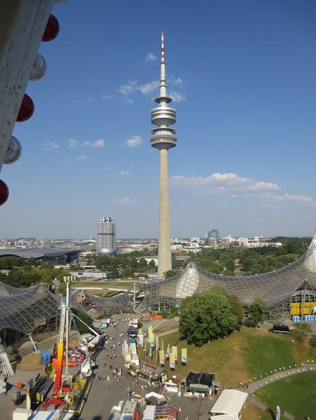 10_Olympiaturm-aus-dem-Riesenrad-Sommer-im-Park-Olympiapark-Muenchen-Bayern