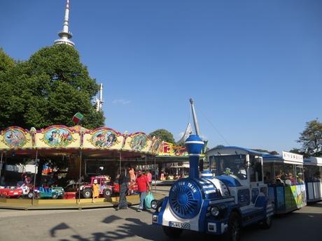 06_Karussell-Bimmelbahn-Sommer-im-Park-Olympiapark-Muenchen-Bayern