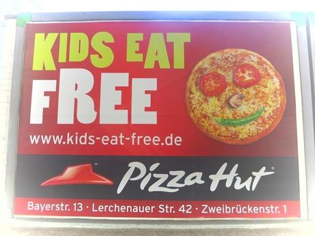 25_Kinder-essen-kostenloss-Pizza-Hut-Muenchen-Olympiapark