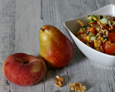 fruchtiger Sommer-Salat mit Walnüssen