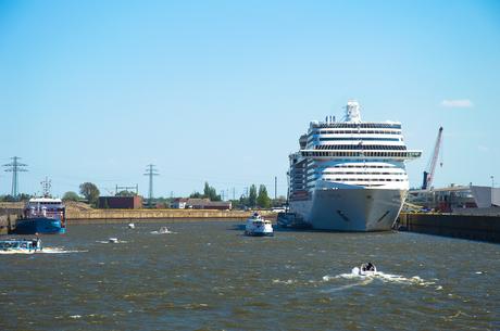Das Kreuzfahrtschiff MSC Splendida in Hamburg