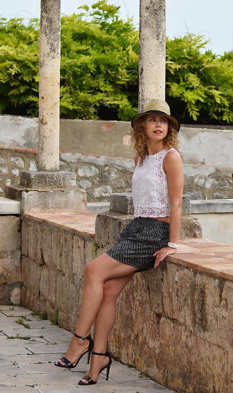 Outfit: Shorts, Lace Top, High Heels and Straw Hat
