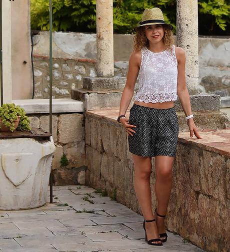 Outfit: Shorts, Lace Top, High Heels and Straw Hat
