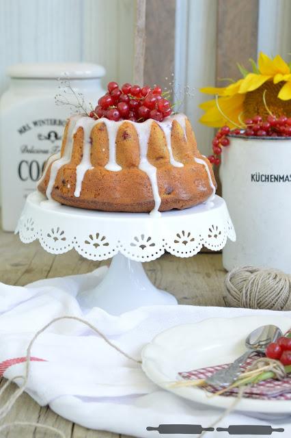 Roter Johannisbeer Gugelhupf mit Creme Fraiche Glasur / Red Currant Bundt Cake with Creme Fraiche Glaze